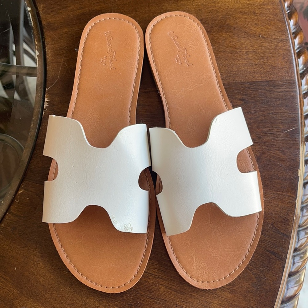 Brand new Universal Thread white and tan sandals size9!